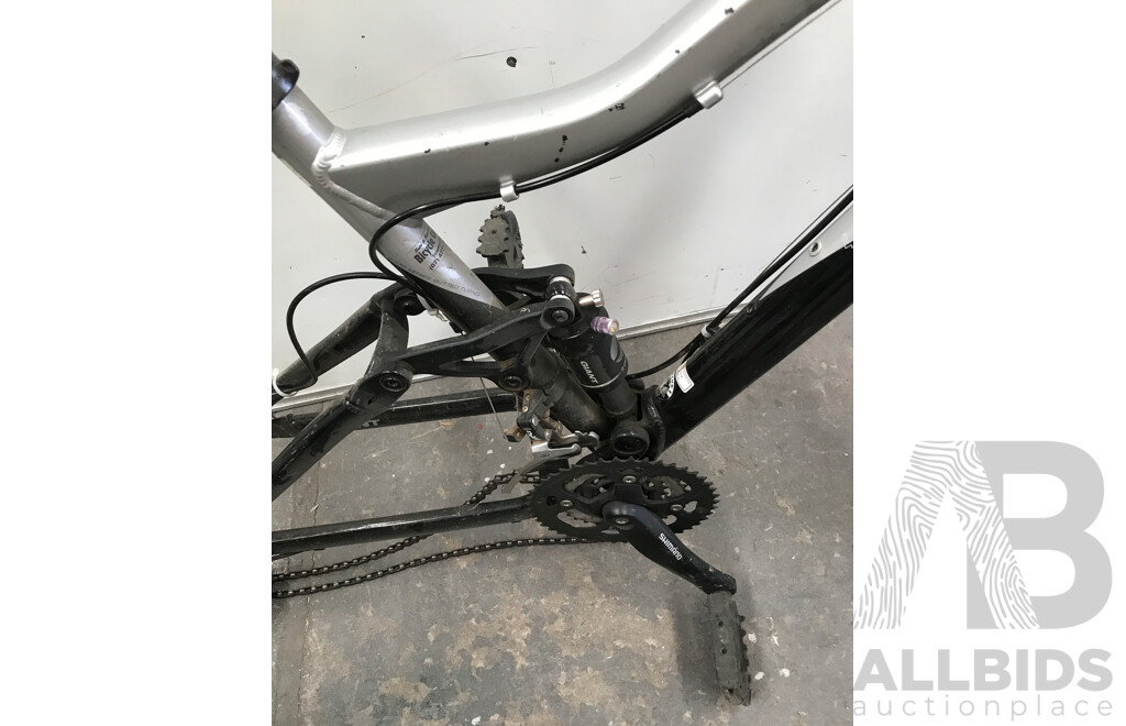 Giant Yukon 5x Bike Frame with Tyres