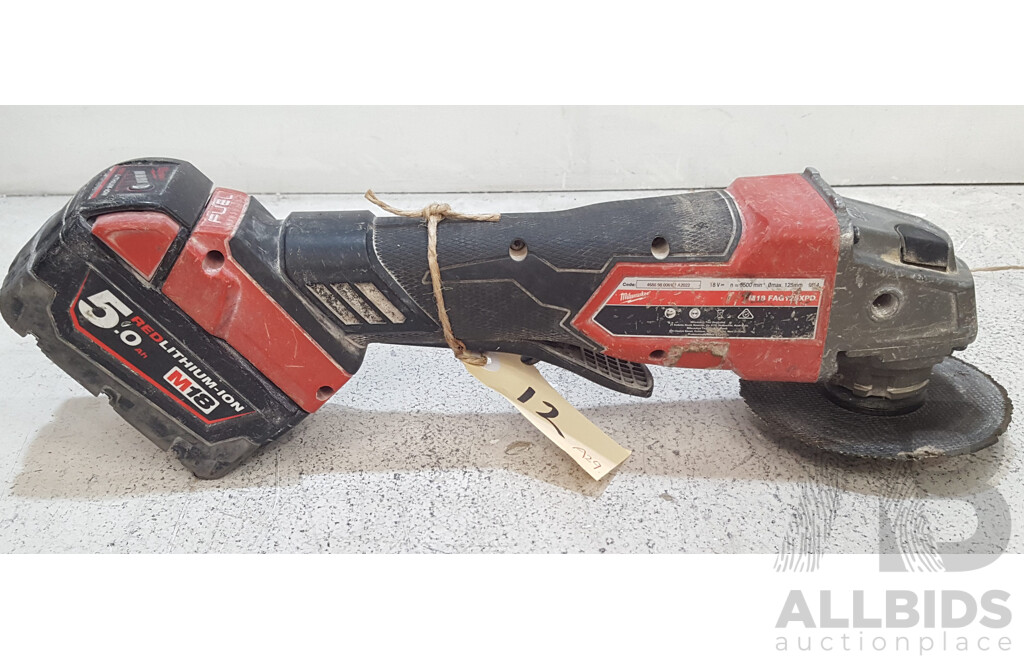 Milwaukee (M18FAG125XPD) M18 FUEL 125 mm (5-Inch) Angle Grinder with Deadman Paddle Switch