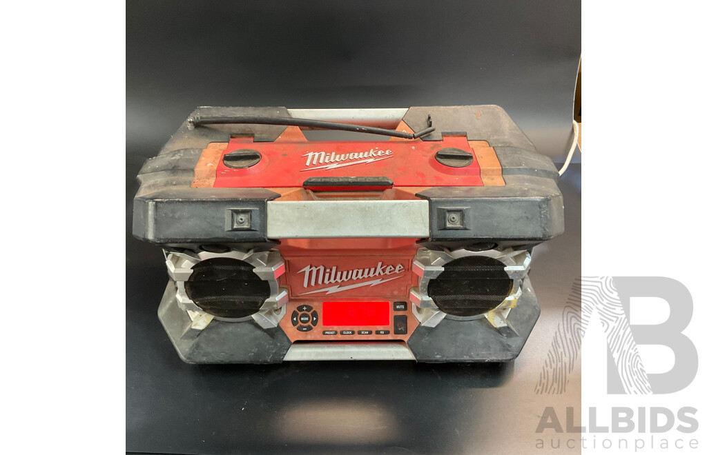 Milwaukee C12- 28 DCR Ac/dc Job Radio