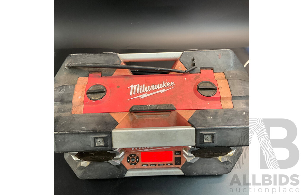Milwaukee C12- 28 DCR Ac/dc Job Radio