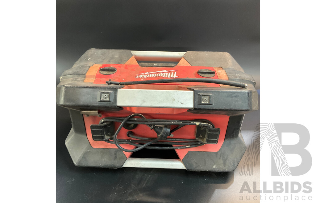 Milwaukee C12- 28 DCR Ac/dc Job Radio