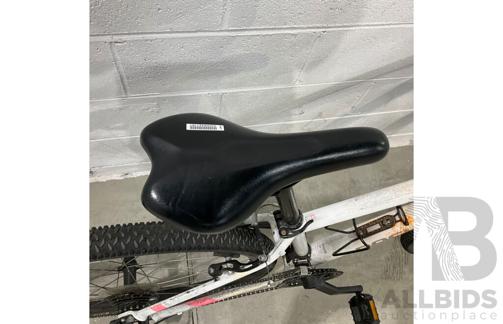 Decathlon Rockrider ST-100 Mountain Bike -Size M - White