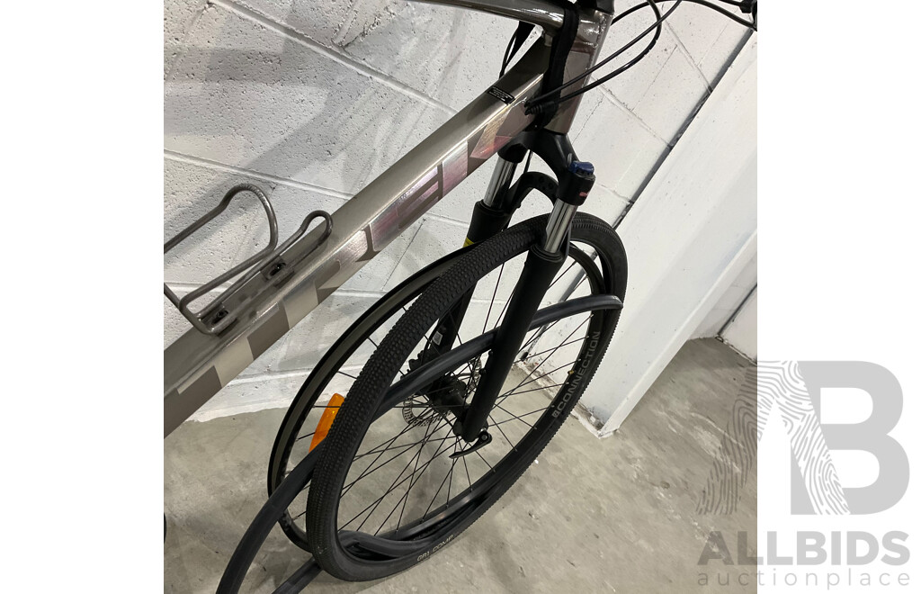 TREK Dual Sport Road Bike - Size L - Silver