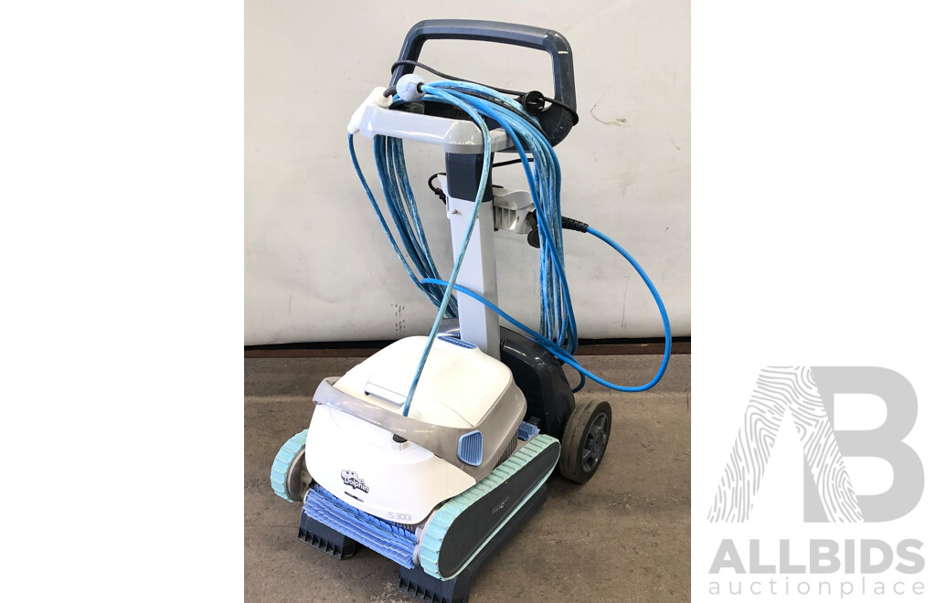 Maytronics Dolphin Robitc Pool Cleaner with Caddy