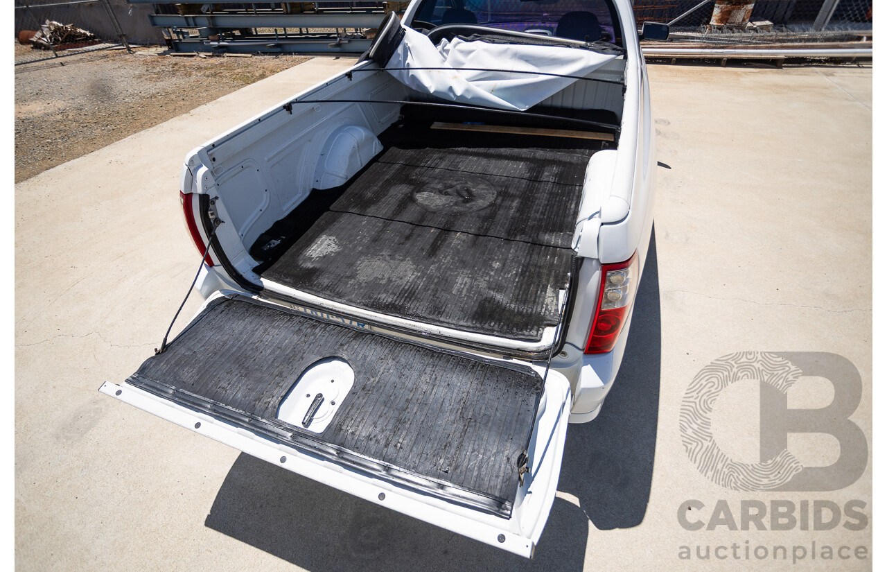 8/2005 Holden Commodore SS VZ Utility Heron White 5.7L V8