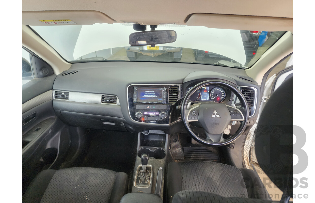 8/2013 Mitsubishi Outlander LS (4x4) ZJ 4d Wagon White 2.4L