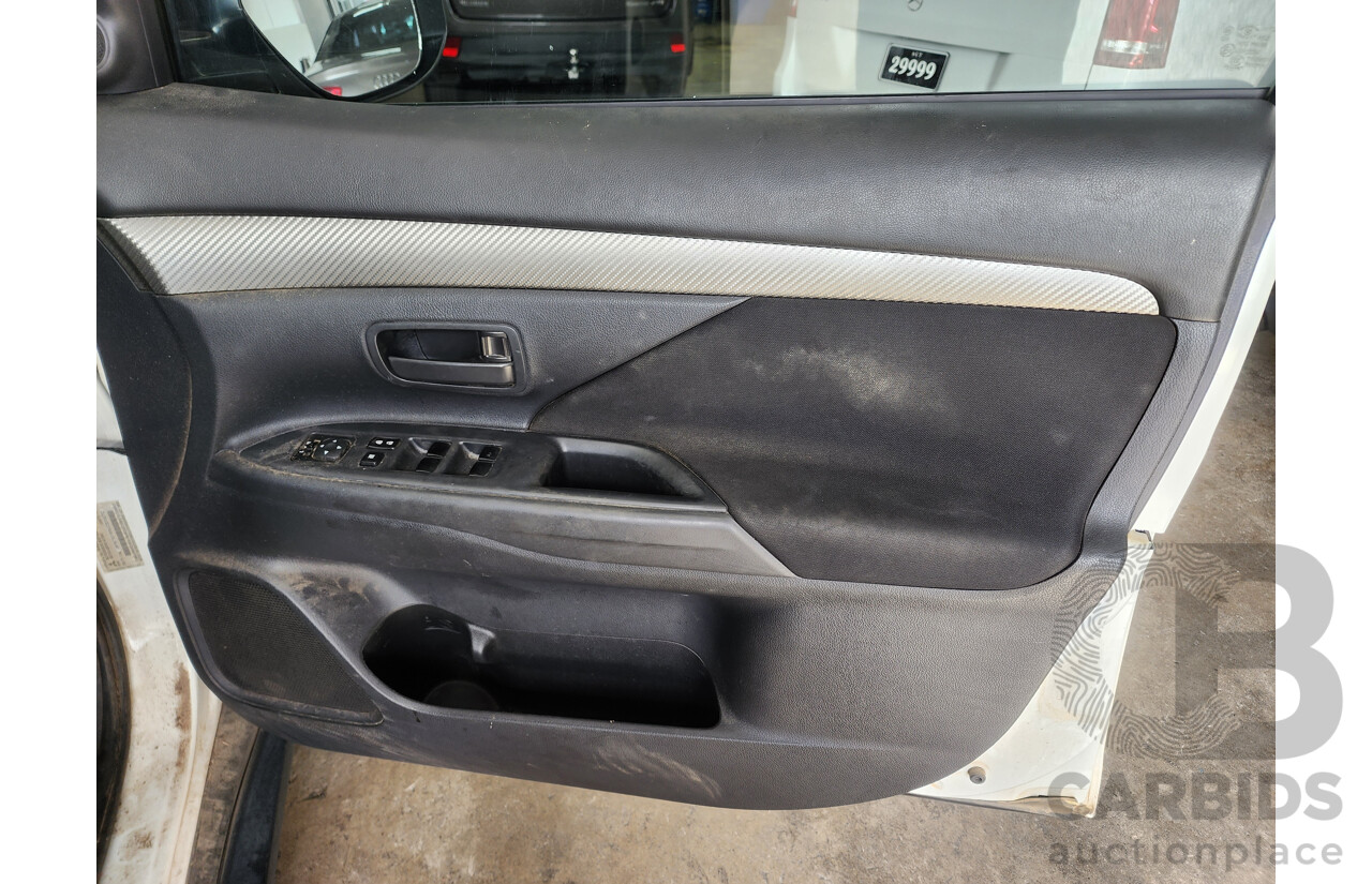 8/2013 Mitsubishi Outlander LS (4x4) ZJ 4d Wagon White 2.4L