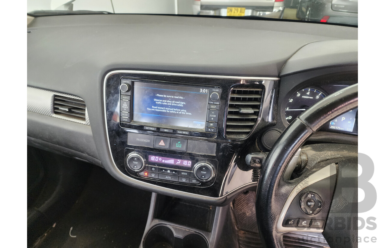 8/2013 Mitsubishi Outlander LS (4x4) ZJ 4d Wagon White 2.4L