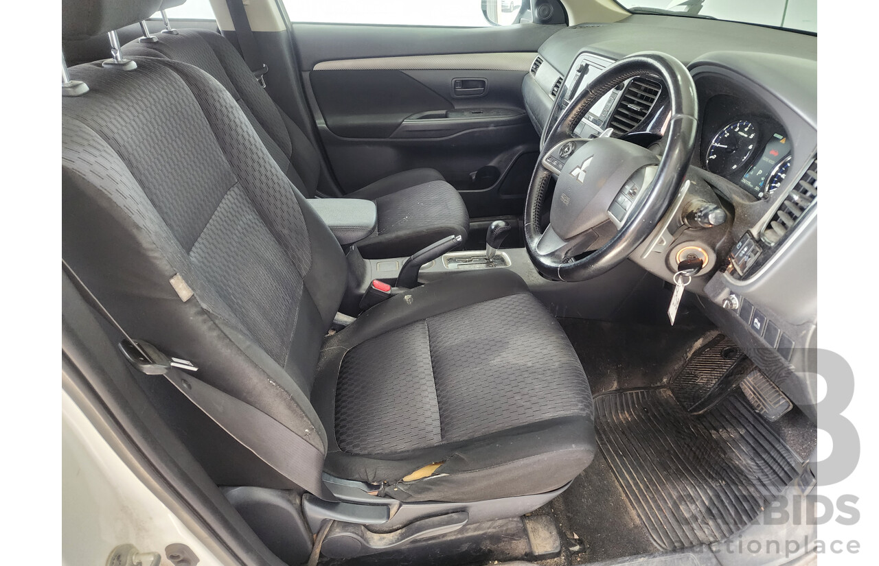 8/2013 Mitsubishi Outlander LS (4x4) ZJ 4d Wagon White 2.4L