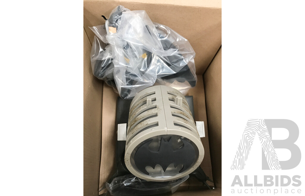 Batman Bat Signal Figurine Light and Star Wars DJ R-3X Action FIgure