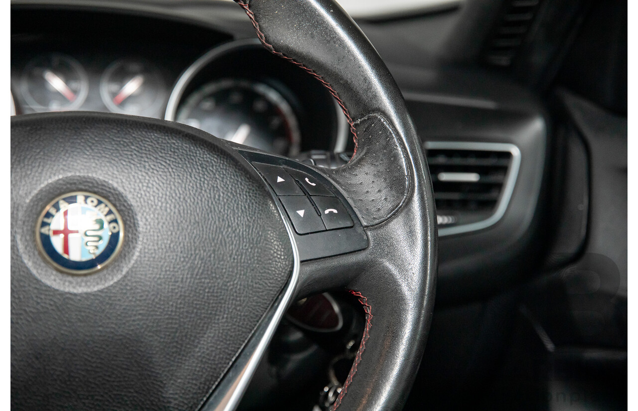 2/2015 Alfa Romeo Giulietta Distinctive MY15 5d Hatchback Alfa Black Turbo 1.4L