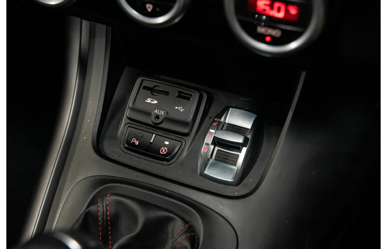 2/2015 Alfa Romeo Giulietta Distinctive MY15 5d Hatchback Alfa Black Turbo 1.4L