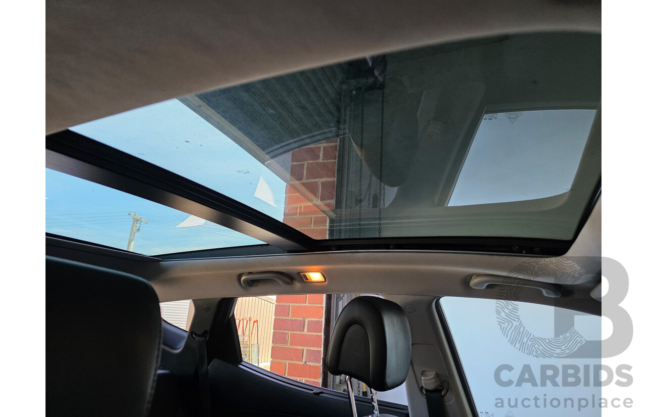 04/2015 Hyundai Santa Fe Highlander CRDi (AWD) DM MY15 4D Wagon White Turbo Diesel 2.2L