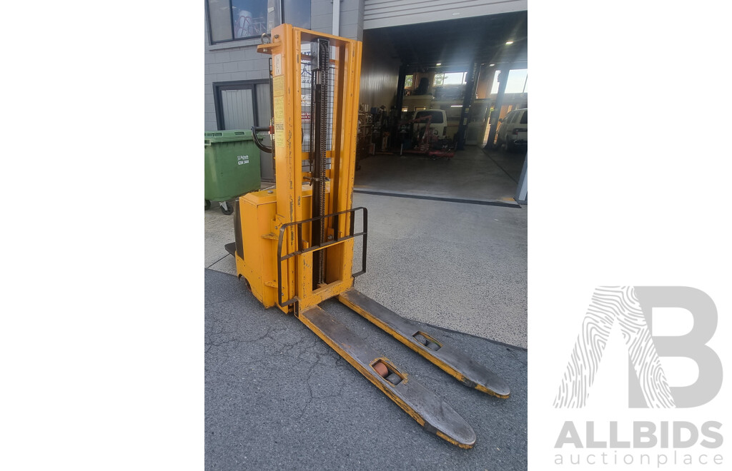 04/2001, HU Lift 1500KG Electric Stacker with 24V CW-3 Battery Charger