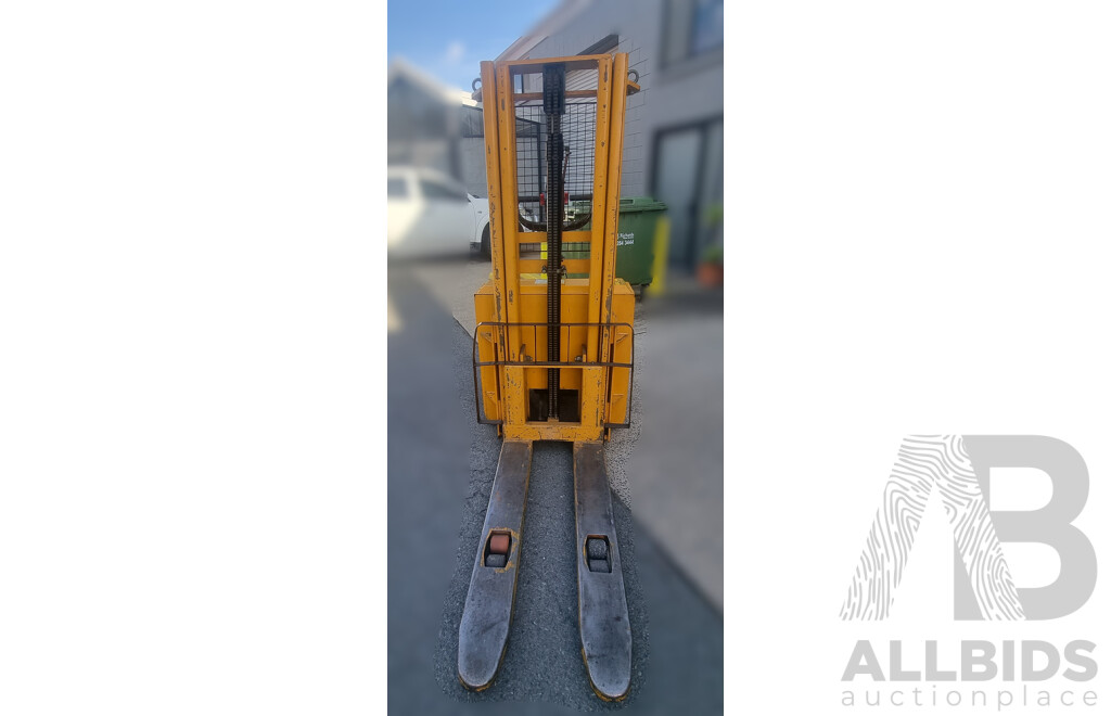 04/2001, HU Lift 1500KG Electric Stacker with 24V CW-3 Battery Charger