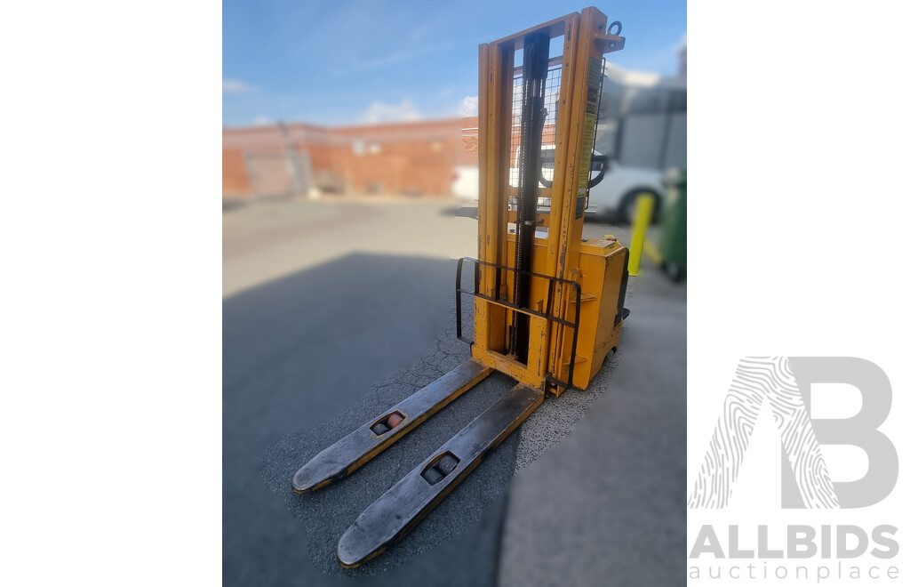 04/2001, HU Lift 1500KG Electric Stacker with 24V CW-3 Battery Charger