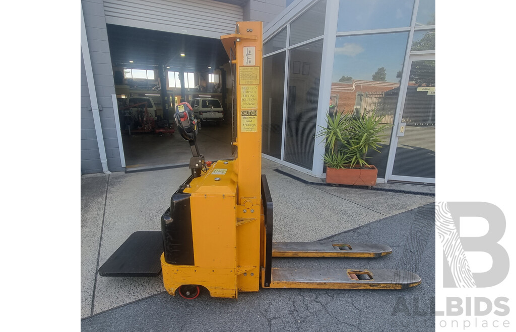 04/2001, HU Lift 1500KG Electric Stacker with 24V CW-3 Battery Charger