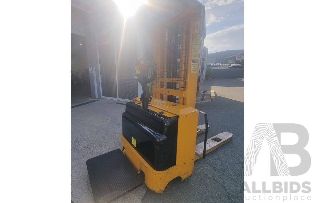 04/2001, HU Lift 1500KG Electric Stacker with 24V CW-3 Battery Charger