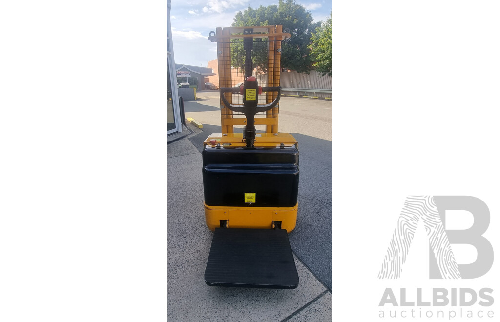 04/2001, HU Lift 1500KG Electric Stacker with 24V CW-3 Battery Charger