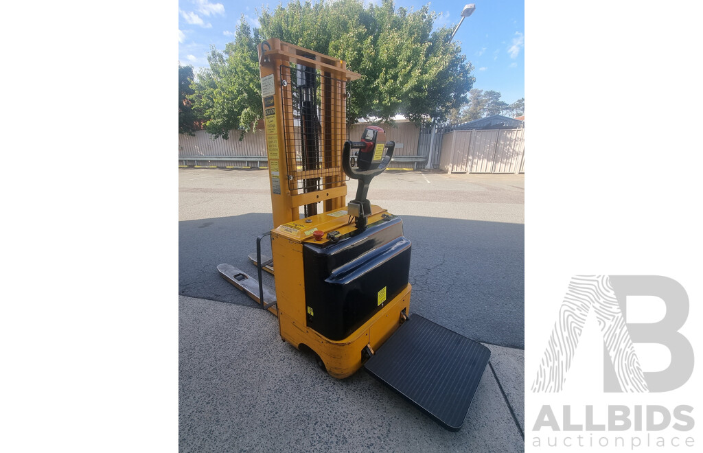 04/2001, HU Lift 1500KG Electric Stacker with 24V CW-3 Battery Charger
