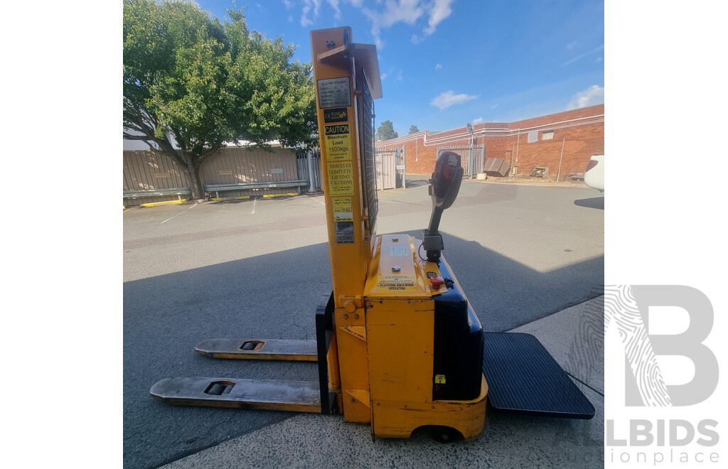 04/2001, HU Lift 1500KG Electric Stacker with 24V CW-3 Battery Charger