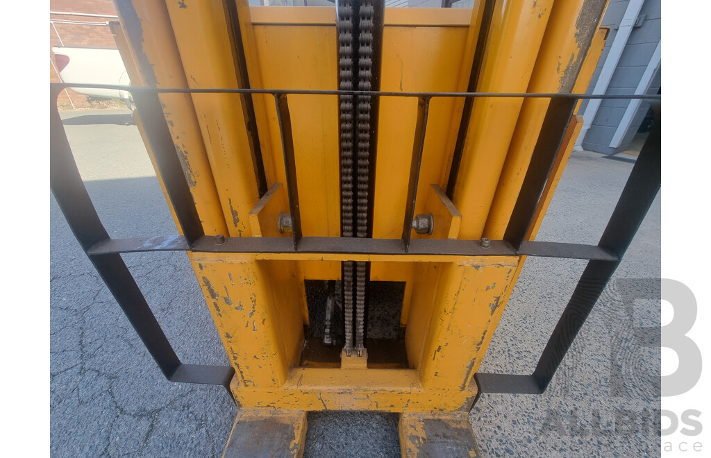 04/2001, HU Lift 1500KG Electric Stacker with 24V CW-3 Battery Charger