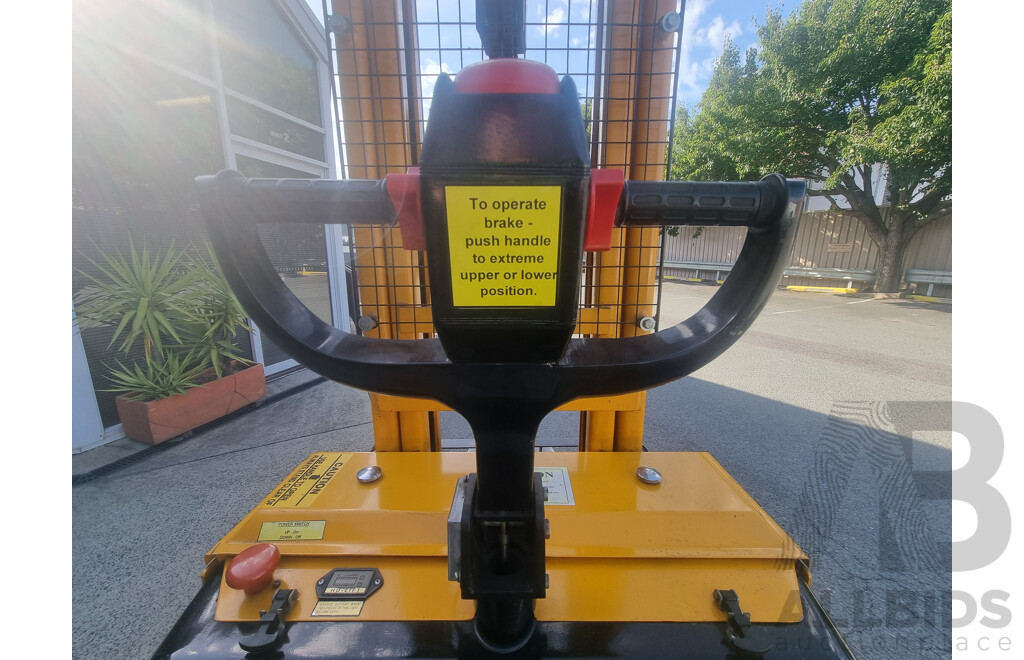 04/2001, HU Lift 1500KG Electric Stacker with 24V CW-3 Battery Charger