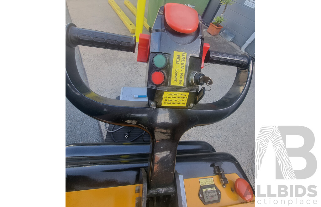 04/2001, HU Lift 1500KG Electric Stacker with 24V CW-3 Battery Charger