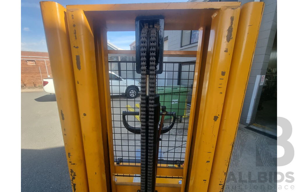 04/2001, HU Lift 1500KG Electric Stacker with 24V CW-3 Battery Charger