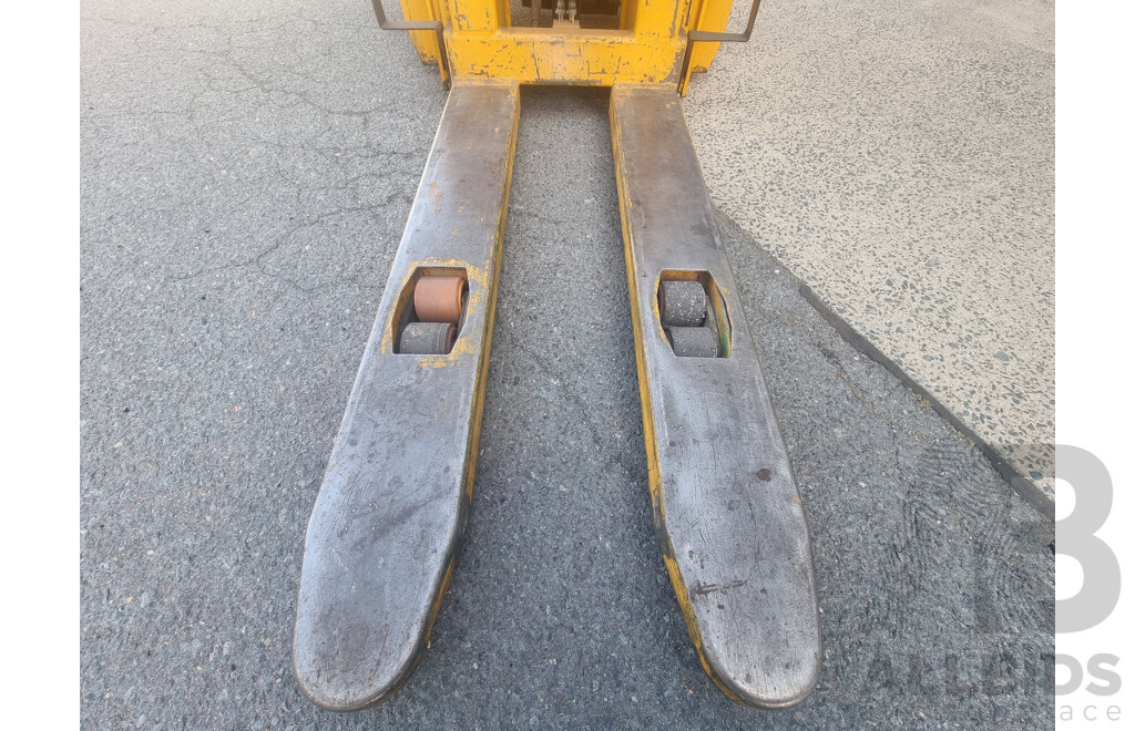 04/2001, HU Lift 1500KG Electric Stacker with 24V CW-3 Battery Charger