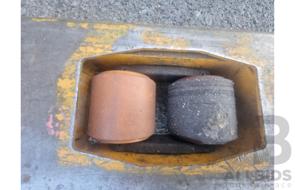 04/2001, HU Lift 1500KG Electric Stacker with 24V CW-3 Battery Charger