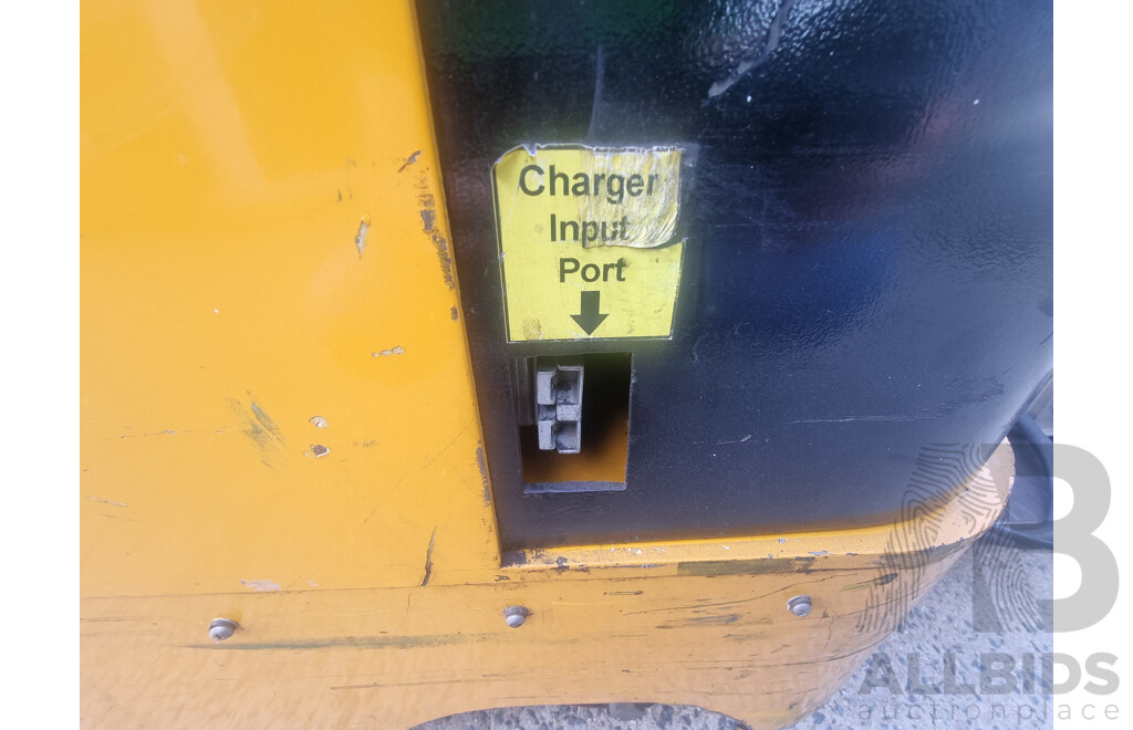 04/2001, HU Lift 1500KG Electric Stacker with 24V CW-3 Battery Charger