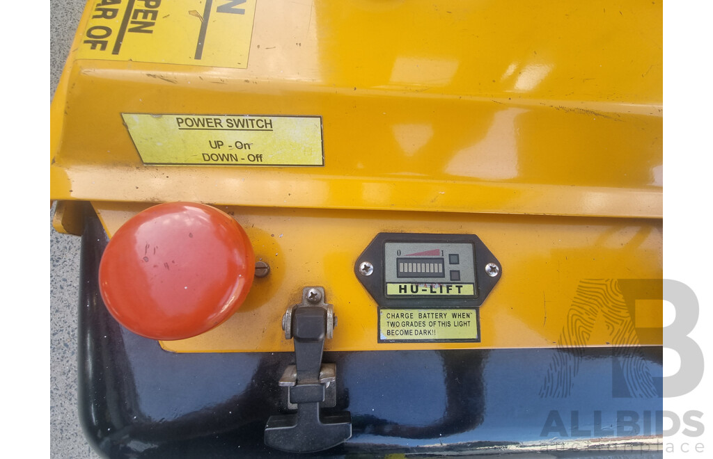 04/2001, HU Lift 1500KG Electric Stacker with 24V CW-3 Battery Charger