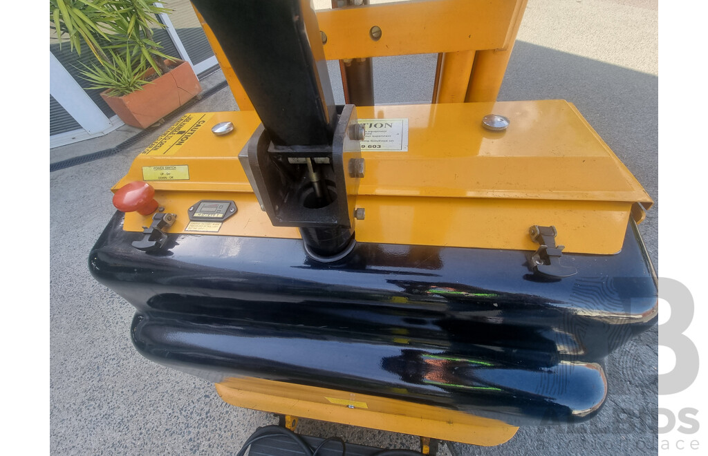 04/2001, HU Lift 1500KG Electric Stacker with 24V CW-3 Battery Charger