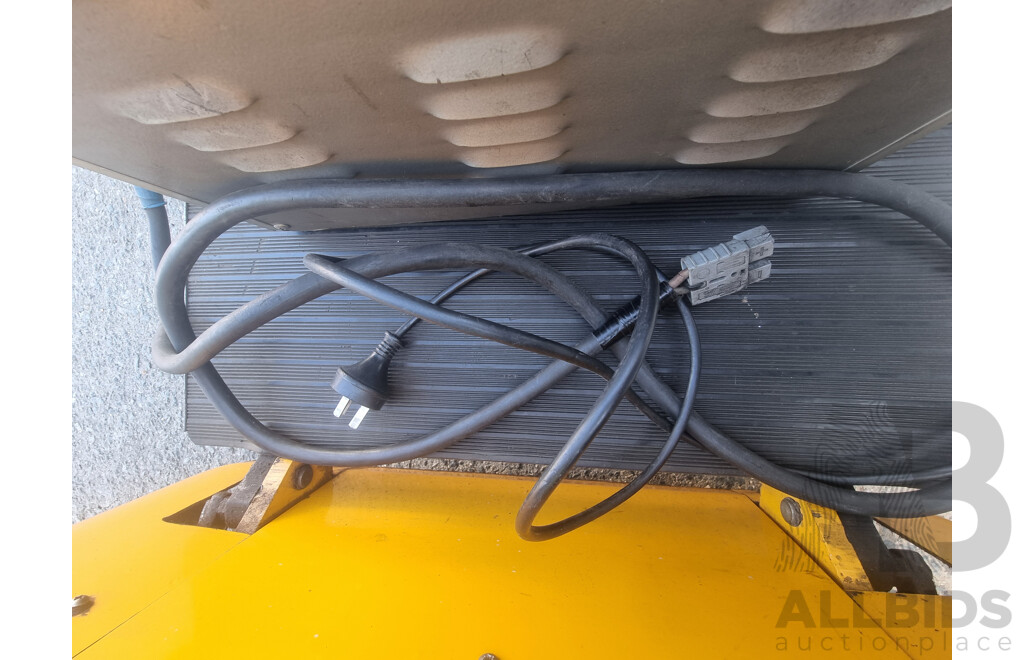 04/2001, HU Lift 1500KG Electric Stacker with 24V CW-3 Battery Charger