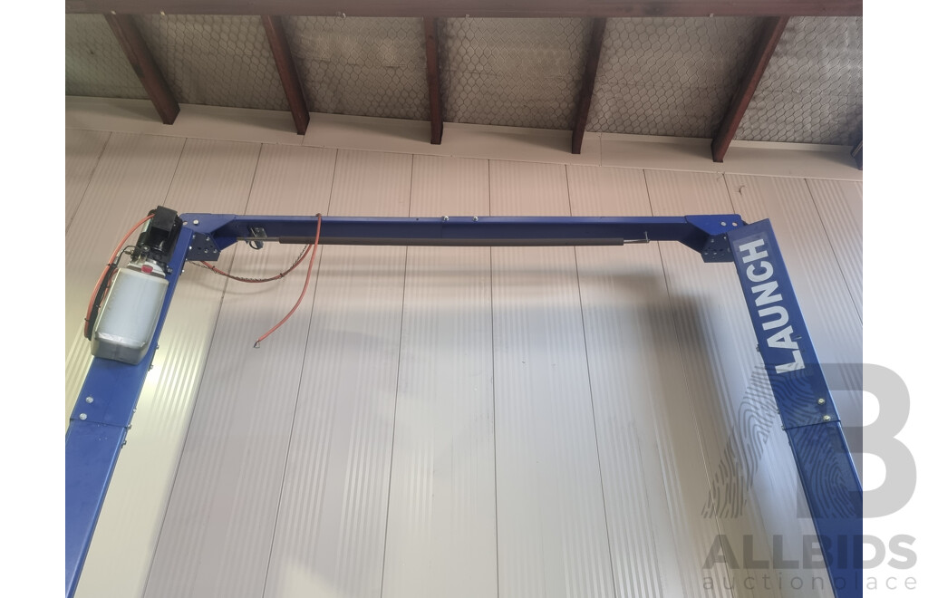 03/2011, Launch, Two-Post 4000KG Asymmetric Car Hoist