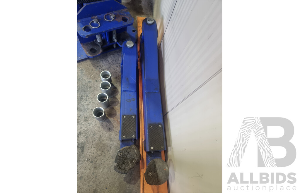 03/2011, Launch, Two-Post 4000KG Asymmetric Car Hoist