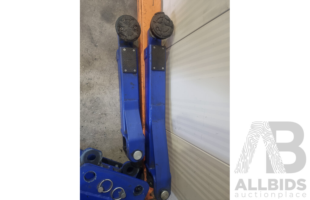 03/2011, Launch, Two-Post 4000KG Asymmetric Car Hoist