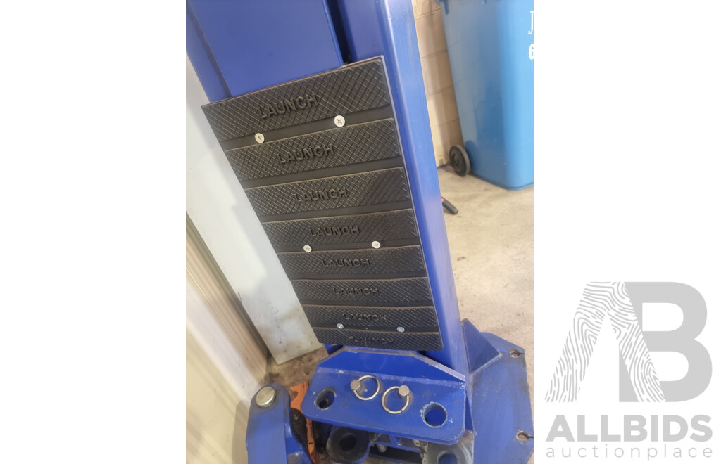 03/2011, Launch, Two-Post 4000KG Asymmetric Car Hoist