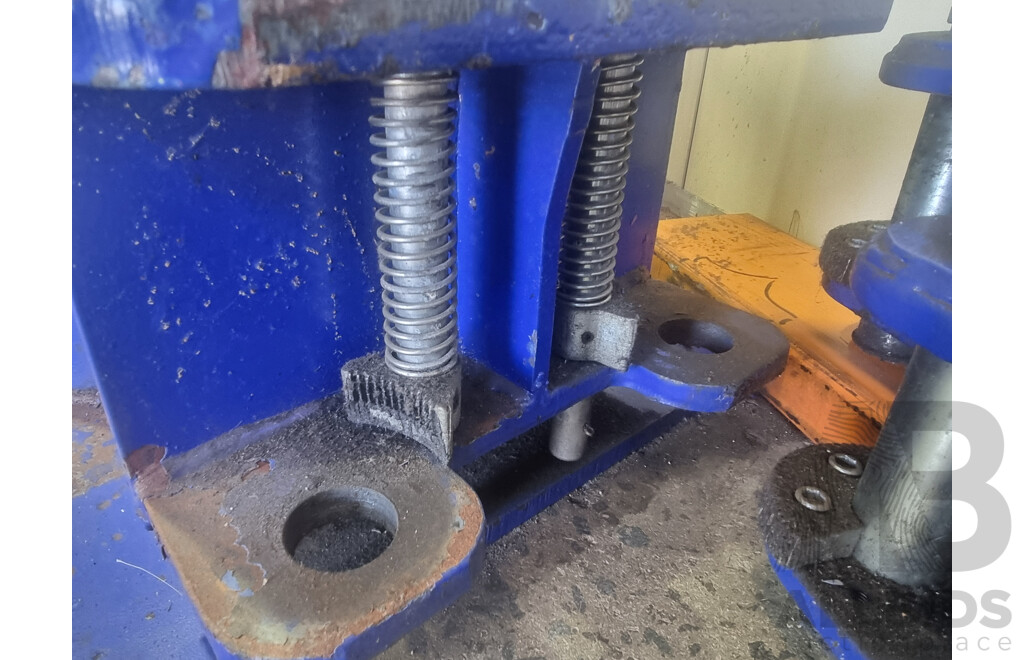 03/2011, Launch, Two-Post 4000KG Asymmetric Car Hoist