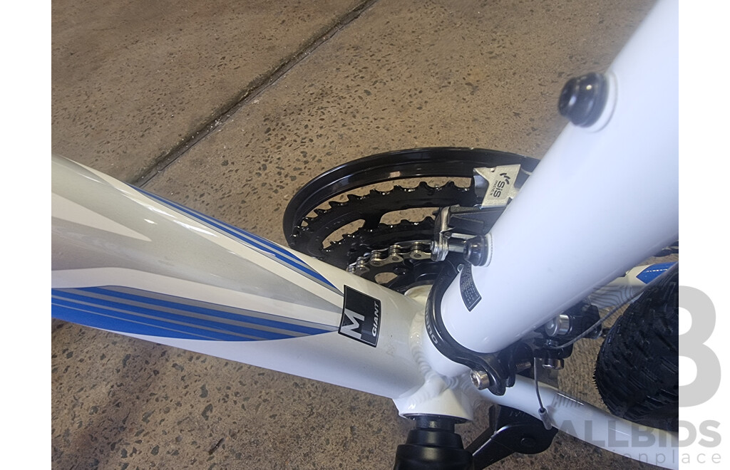 Giant ALUXX 6000, 26-Inch Men's Mountain Bike