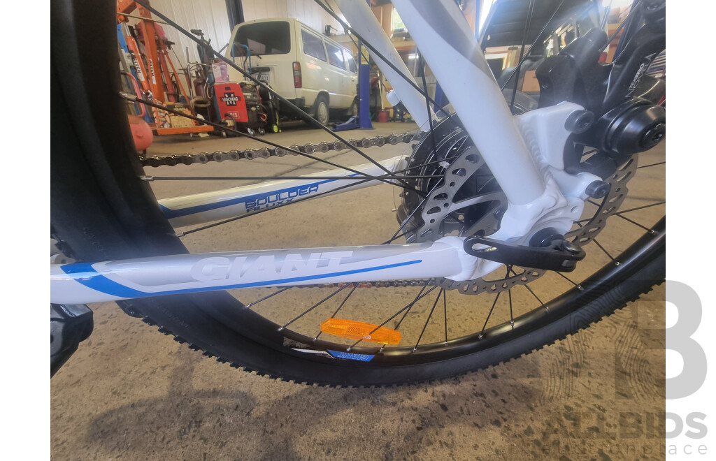 Giant ALUXX 6000, 26-Inch Men's Mountain Bike