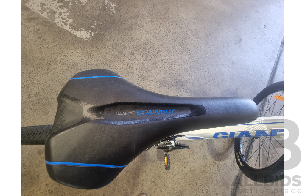 Giant ALUXX 6000, 26-Inch Men's Mountain Bike