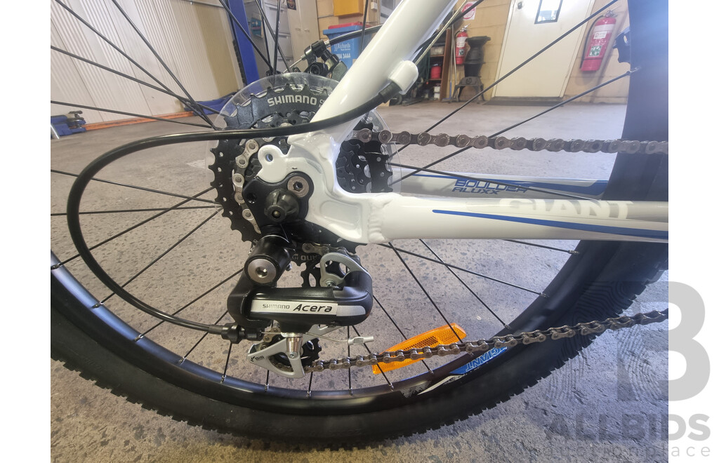 Giant ALUXX 6000, 26-Inch Men's Mountain Bike