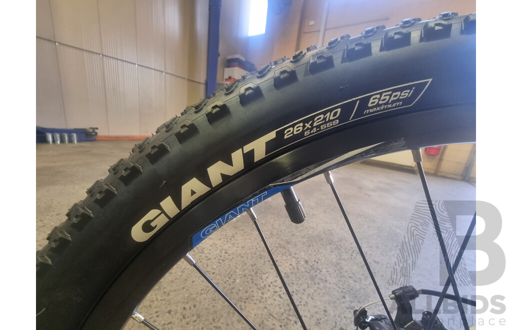 Giant ALUXX 6000, 26-Inch Men's Mountain Bike