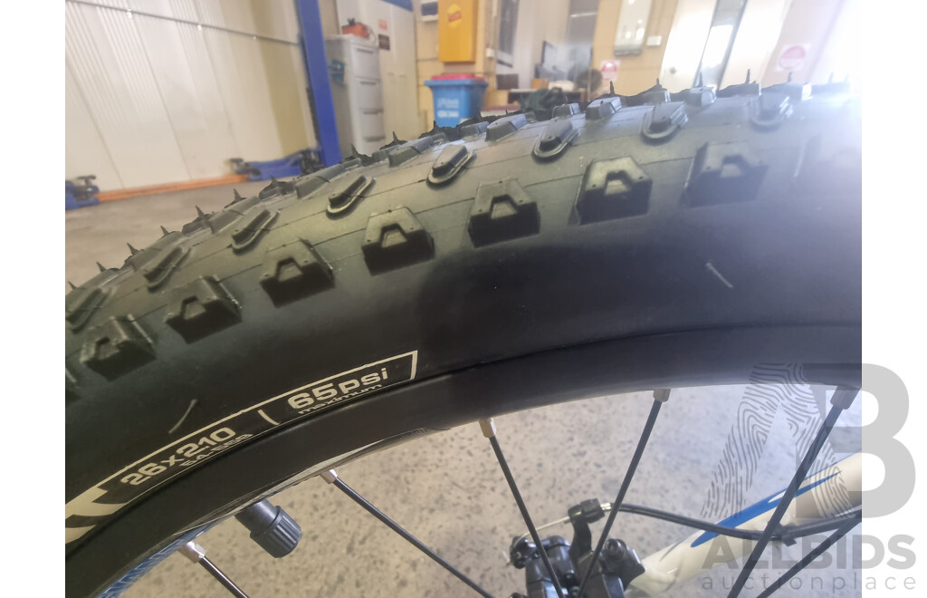 Giant ALUXX 6000, 26-Inch Men's Mountain Bike