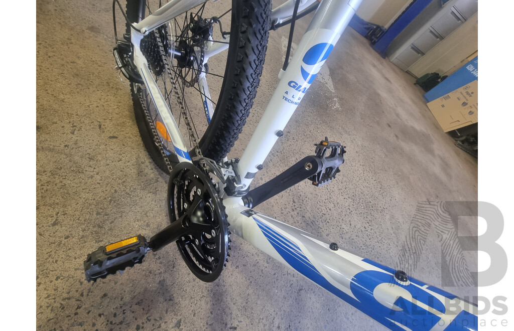 Giant ALUXX 6000, 26-Inch Men's Mountain Bike