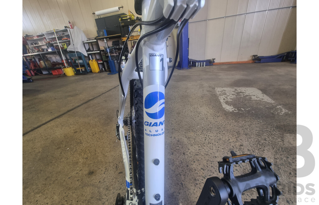 Giant ALUXX 6000, 26-Inch Men's Mountain Bike