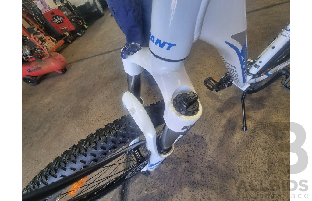 Giant ALUXX 6000, 26-Inch Men's Mountain Bike