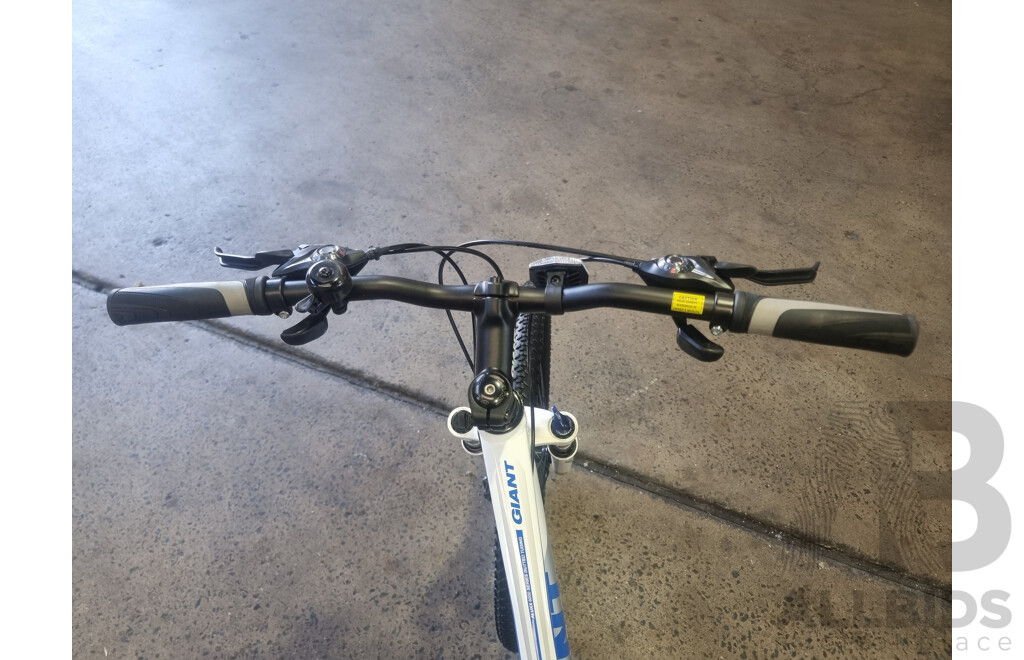 Giant ALUXX 6000, 26-Inch Men's Mountain Bike